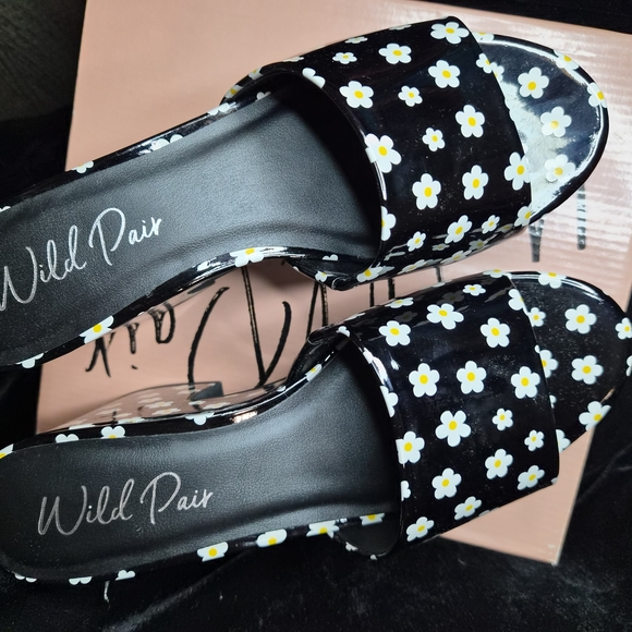 Wild Pair Black Floral Women's Shoes - Picture 5 of 12